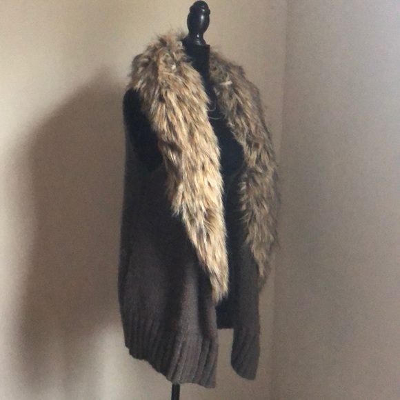 BB Dakota faux fur vest M like new - Picture 2 of 5